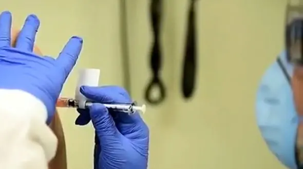 فیلم لحظه تزریق واکسن ویروس کرونا به نخستین داوطلب