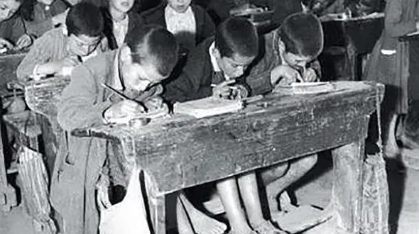 عکسی از مدرسه ای در ایران که معلم انگلیسی دارد !