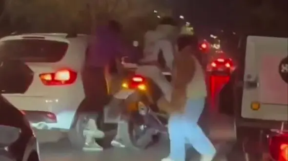 فیلم دیدنی از دختر مشهدی که دزدان را وسط خیابان ناک اوت کرد / همه شجاعتش را تحسین کردند