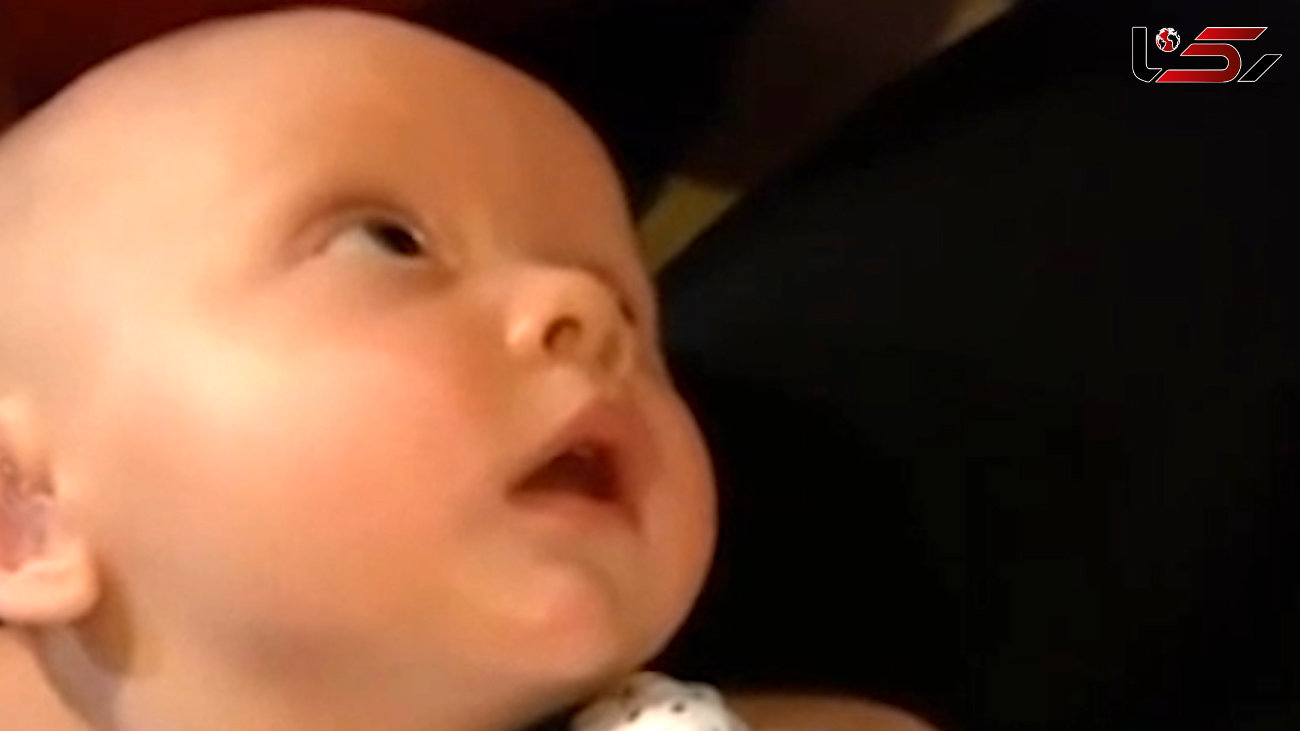 فیلم واکنش کودک  ناشنوا به صدای پدر و مادرش با سمعک