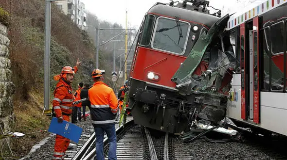  برخورد شدید دو قطار در سوئیس + عکس