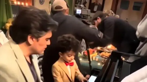 آموزش آهنگ «تولدت مبارک » توسط سامان احتشامی، سلطان پیانو نوازی به مهدیار کلایی در پشت صحنه پایتخت/ لامصب انقدر با سرعت میزنه نمیتونی انگشتای احتشامی رو ببینی