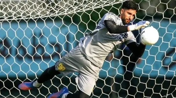 دروازه بان استقلال جدا شد/ دو گلر بزرگسال در یک تیم، ممنوع!