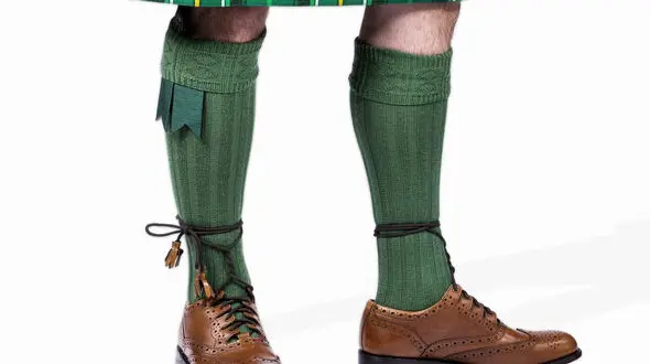 عکسی از مردی که با لباس زنانه و کفش پاشنه دار سر کار می رود/ شرم آور اما واقعی!