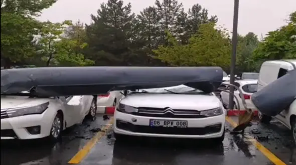 ببینید / لحظه سقوط مخزن سوخت هواپیما روی چند خودرو وسط خیابان