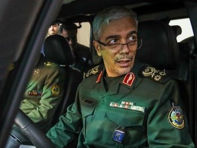 عکس / سفر به تاریخ ؛ «سرلشکر باقری» در حال نشانه‌گیری با تفنگ تک‌تیرانداز در یک نمایشگاه / روحش شاد