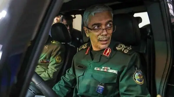 عکس / سفر به تاریخ ؛ «سرلشکر باقری» در حال نشانه‌گیری با تفنگ تک‌تیرانداز در یک نمایشگاه / روحش شاد
