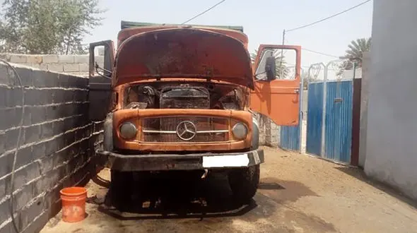 درگیری آتشین سر جای پارک خودرو / مردی در زرین کامیون را آتش زد