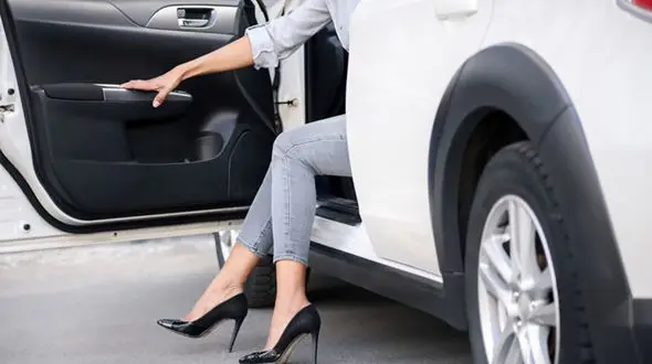  عجیب اما واقعی / یک زن ۳ بار توسط ماشین خودش زیر گرفته شد!