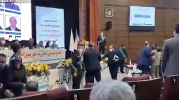 فیلم لحظه کتک‌ کاری شدید در مجمع بانک دی 