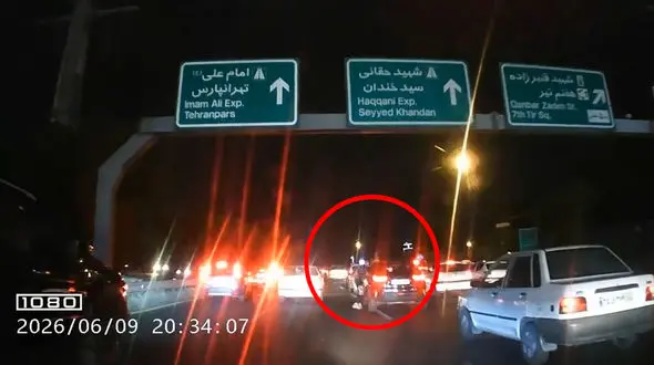 فیلم لحظه‌ سرقت موبایل از داخل خودرو در اتوبان حکیم /  سارق بین ترافیک سنگین فرار کرد