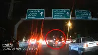 فیلم لحظه‌ سرقت موبایل از داخل خودرو در اتوبان حکیم /  سارق بین ترافیک سنگین فرار کرد
