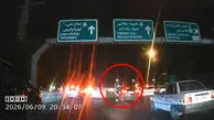 فیلم لحظه‌ سرقت موبایل از داخل خودرو در اتوبان حکیم /  سارق بین ترافیک سنگین فرار کرد