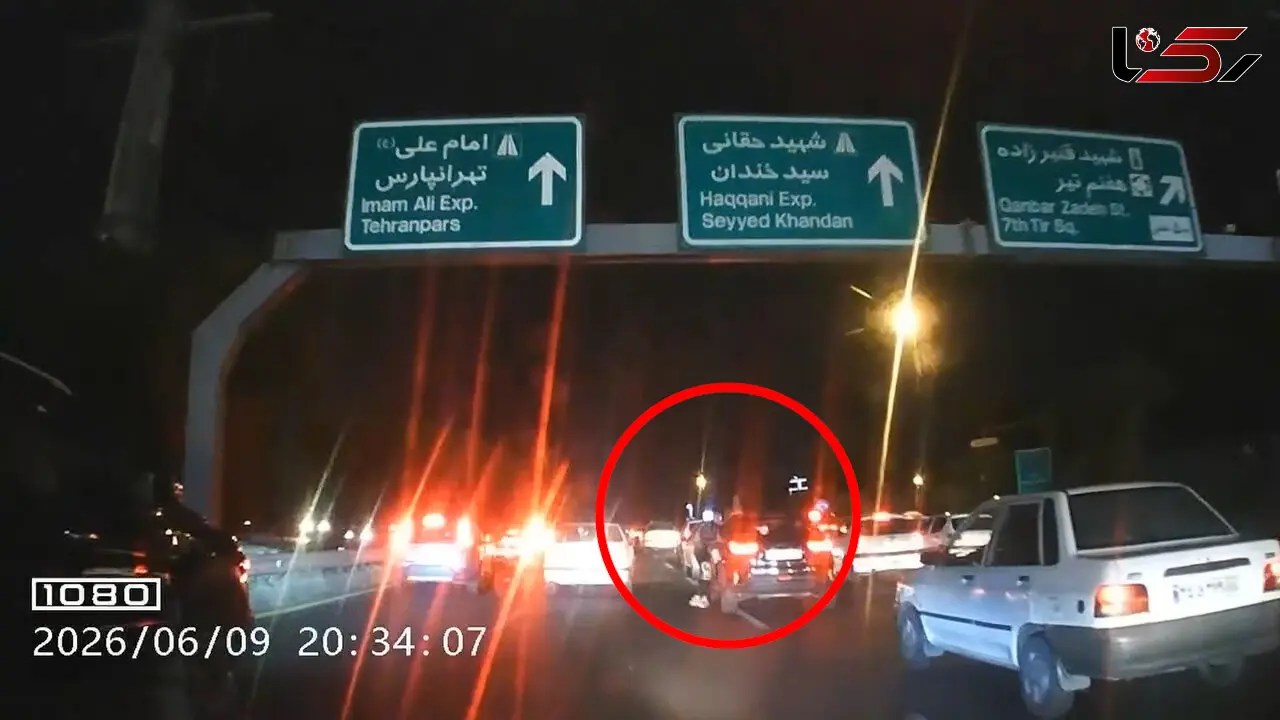 فیلم لحظه‌ سرقت موبایل از داخل خودرو در اتوبان حکیم /  سارق بین ترافیک سنگین فرار کرد