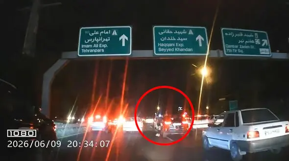 فیلم لحظه‌ سرقت موبایل از داخل خودرو در اتوبان حکیم /  سارق بین ترافیک سنگین فرار کرد