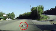 لحظه وحشتناک افتادن یک دختر بچه چهار ساله از ماشین در حال حرکت + فیلم
