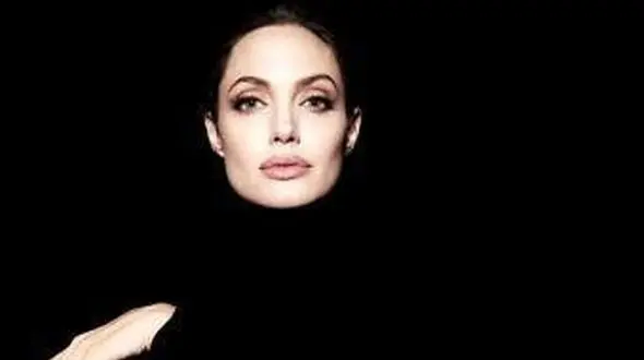 اعتراف آنجلینا جولی به ارتباط با مرد عرب / این بازیگر هنگامی که همسر برد پیت بود با شیخ عرب ارتباط عاشقانه داشت