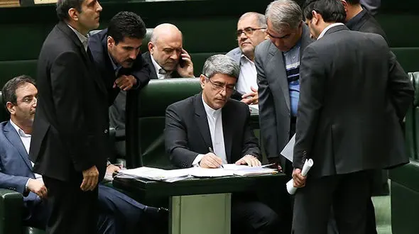 بار اصلی پرداخت مالیات ها بر دوش حقوق بگیران و صنعت گران است