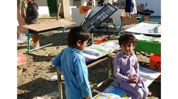 فداکاری معلم دلسوز برای انتقال دانش آموزان از رودخانه خروشان در سیستان و بلوچستان + فیلم