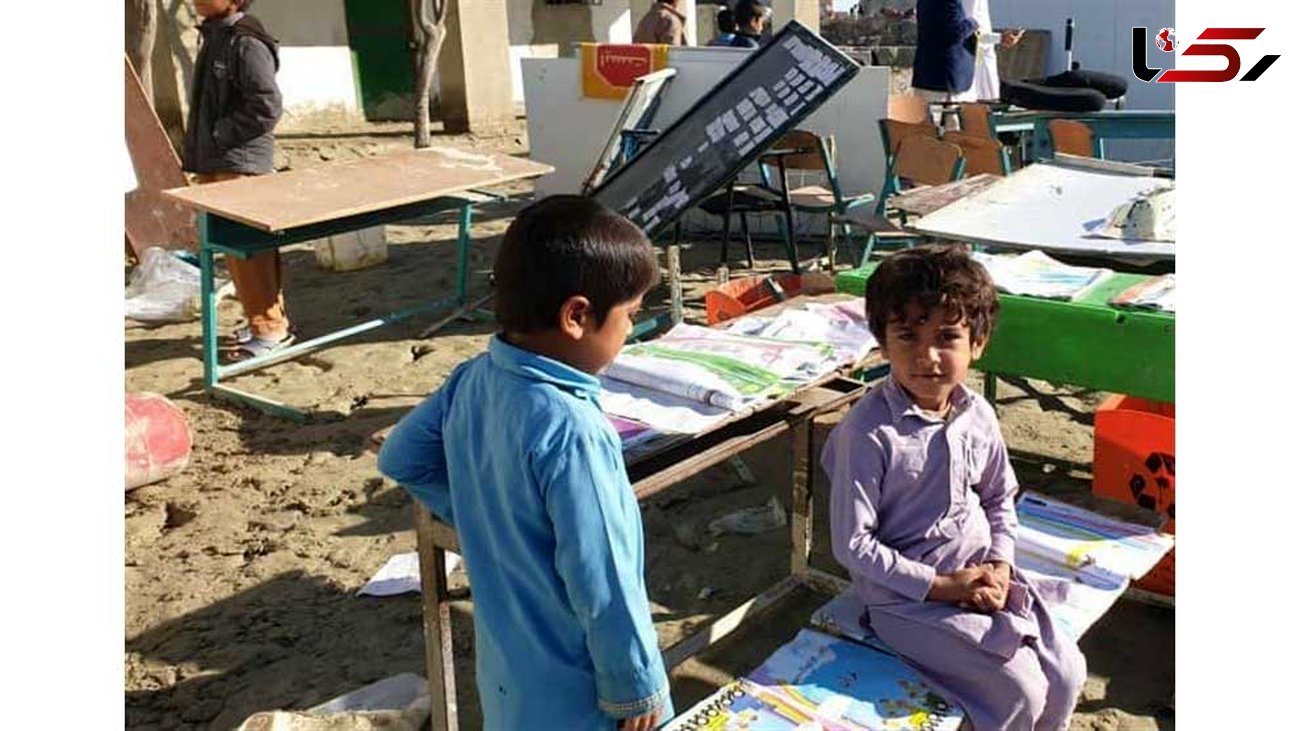 فداکاری معلم دلسوز برای انتقال دانش آموزان از رودخانه خروشان در سیستان و بلوچستان + فیلم