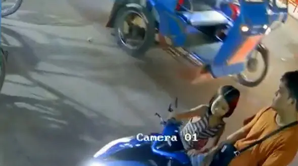 بازیگوشی دختربچه کنجکاو کار دست پدرش داد / پدرش را با موتور به دیوار کوبید + فیلم