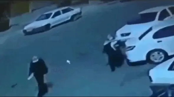 فیلم لحظه حمله وحشیانه سارق برای سرقت دستبند زن اهوازی 