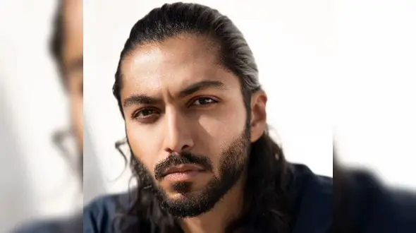 کله پا شدن یا حرکات آکروباتیک؟ کیسان دیباج در زمین برفی هنرنمایی میکند!