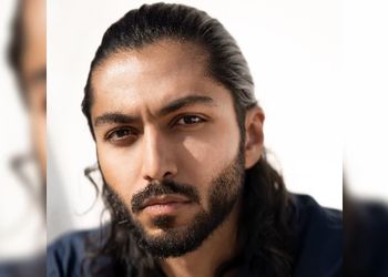 کله پا شدن یا حرکات آکروباتیک؟ کیسان دیباج در زمین برفی هنرنمایی میکند!