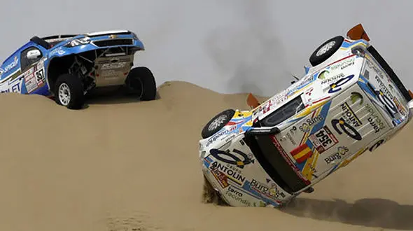 27 تماشاگر مسابقه اتوموبیل رانی در تصادف هولناک کشته و زخمی شدند + فیلم