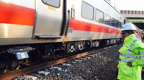 خروج قطار از ریل در ساعت پر ترافیک+ عکس