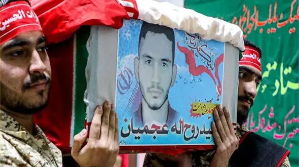 تشییع پیکر مطهر شهید عجمیان بر روی دست مردم کرج  