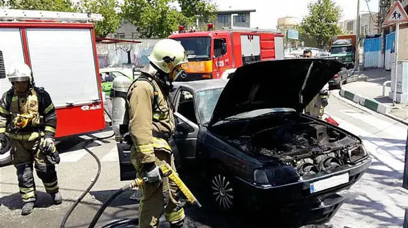 آتش‌سوزی خودرو سواری در شمال غرب تهران +تصاویر