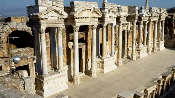 دیدن از خرابه های شهر هیراپولیس در سفر به ترکیه