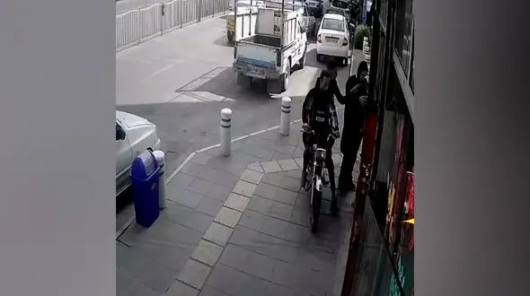 فیلم لحظه جدال زن جوان مشهدی با دزد موبایل