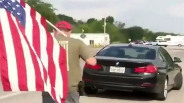 حضور حامی ترامپ با اسلحه و پرچم آمریکا در محل تیراندازی تگزاس