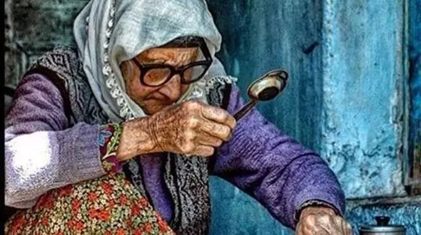 خلاقیت خنده‌دار مادربزرگ ایرانی در تعمیر قوری چایی با بطری نوشابه بازم ثابت کرد که از قدیم هنر نزد ایرانیان بوده و بس!/ دست مریزاد مادر جون