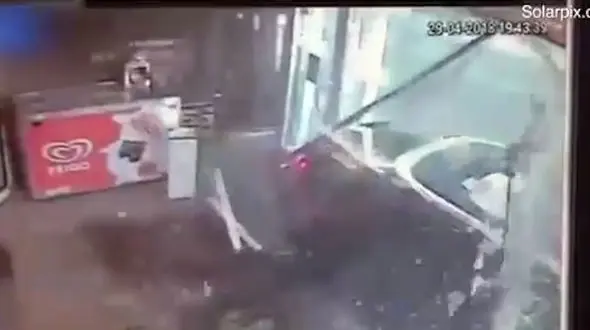 پسر پولدار با ماشین لوکس گرانقیمتش دنده عقب وارد کافی شاپ شد! +فیلم