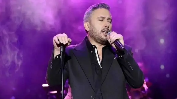 آواز آسمانی/برفراز آسمانها مسیحا با صدایی شکوهمندانه مدهوش کننده شده