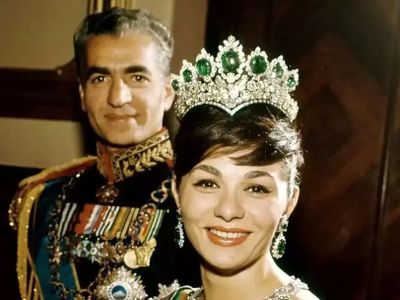 عکس سفر در زمان /  عکس دیده نشده از شاه و فرح پهلوی با لباس معمولی بدون تجملات .../ شاه در حال سیگار کشیدن و فرح با تی شرت دخترانه و گوشواره پلاستیکی ...