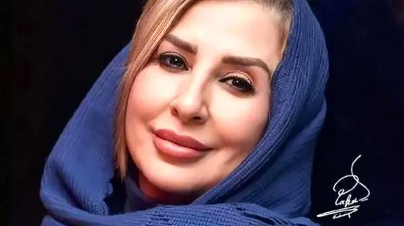 استایل بنفش و مشکی مرجانه گلچین در خانه قدیمی کنار حوض آبی / این عکس چقد حس خوبی داره