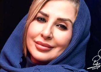 استایل بنفش و مشکی مرجانه گلچین در خانه قدیمی کنار حوض آبی / این عکس چقد حس خوبی داره