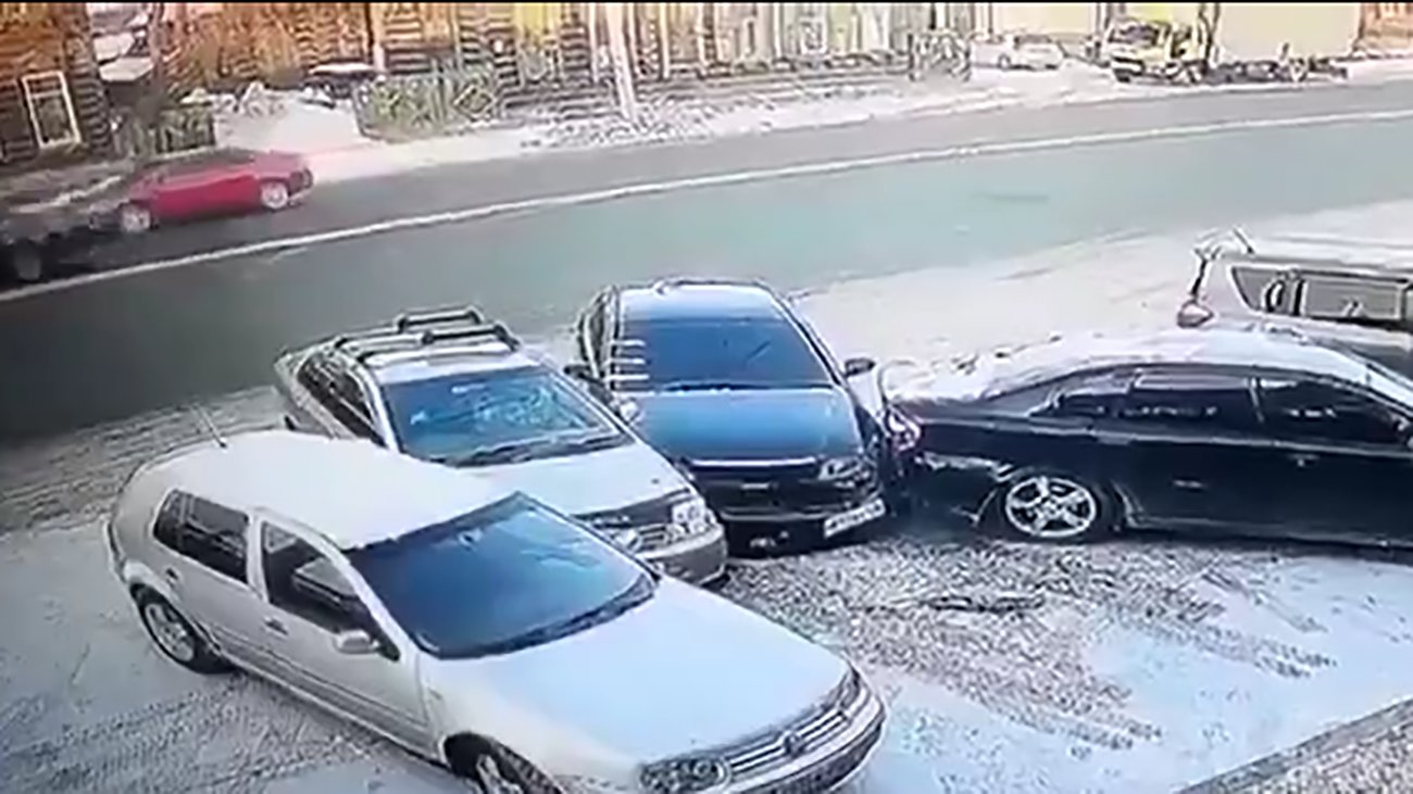 ببینید / تصادف خنده‌دار 2 خودرو حین پارک کردن + فیلم عجیب