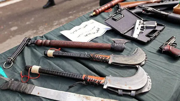 عکس هولناک از سلاح های عجیب اراذل و اوباش تهرانی 