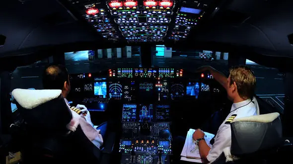 در کابین خلبان هنگام فرود چه می گذرد؟ + فیلم