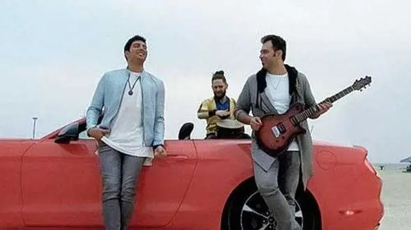 دانلود آهنگ جدید «یه خواهش» از فرزاد فرزین/ یه خواهش دیگه موهاتو نبافش دلم لک زده واسه پیچ و تابش