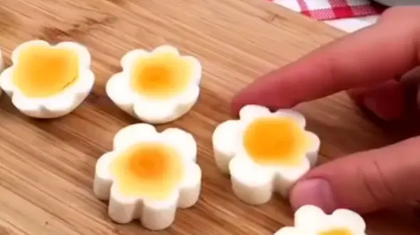 تخم مرغ های به شکل گل بسازید + فیلم 