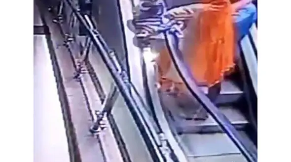 سقوط کودک 10 ماهه بخاطر سلفی مادر !