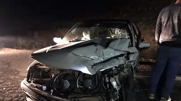 سمند در تصادف با تیرچراغ برق ترکید / زن کرجی جان باخت + عکس