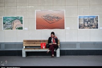  افتتاح نمایشگاه عکس "خانه‌ای که سیل برد، مهری که سیل آورد" در ایوان انتظار میدان ولیعصر(عج) 