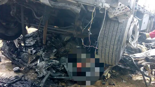 مچاله شدن فجیع یک مرد داخل ماشین  زیر چرخ های کامیون / در جاده میاندوآب رخ داد + عکس 